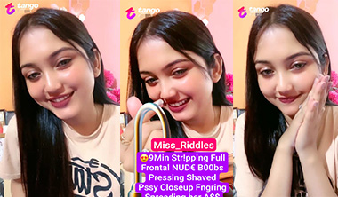 Model Miss Riddles Live Show Shaved Pussy Closeup